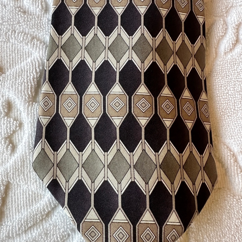 100% Silk Geometric Patterned Tie in Black and‎ Tan
